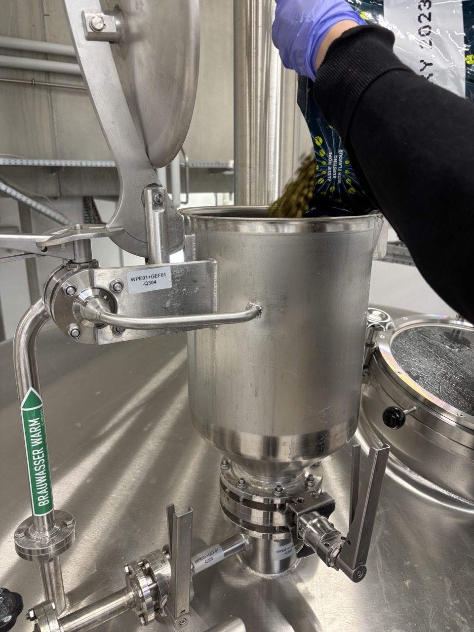 Kettle dosing vessel — open, addition being made