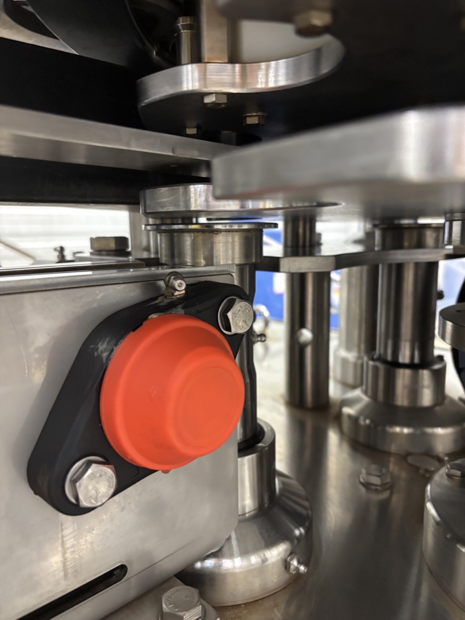 Seamer in position — piston lifting