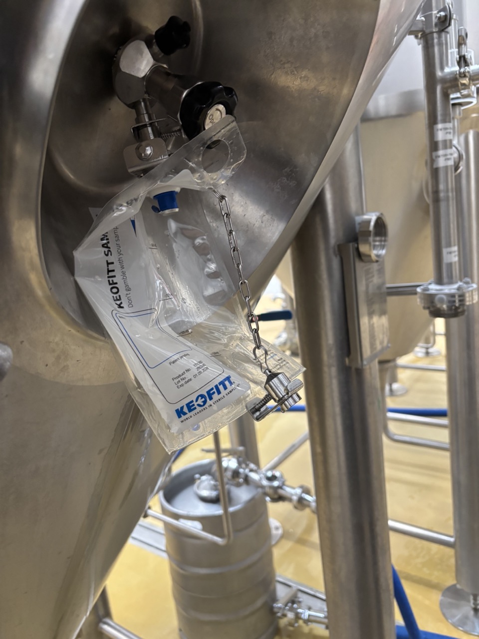 Keofitt sampling bag: adapter connected at the back to the bag, and to the Zwickel. Front of the bag is still untouched.