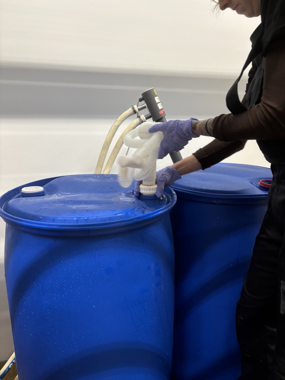 Installing or removing the lance — keep hose under control at all times