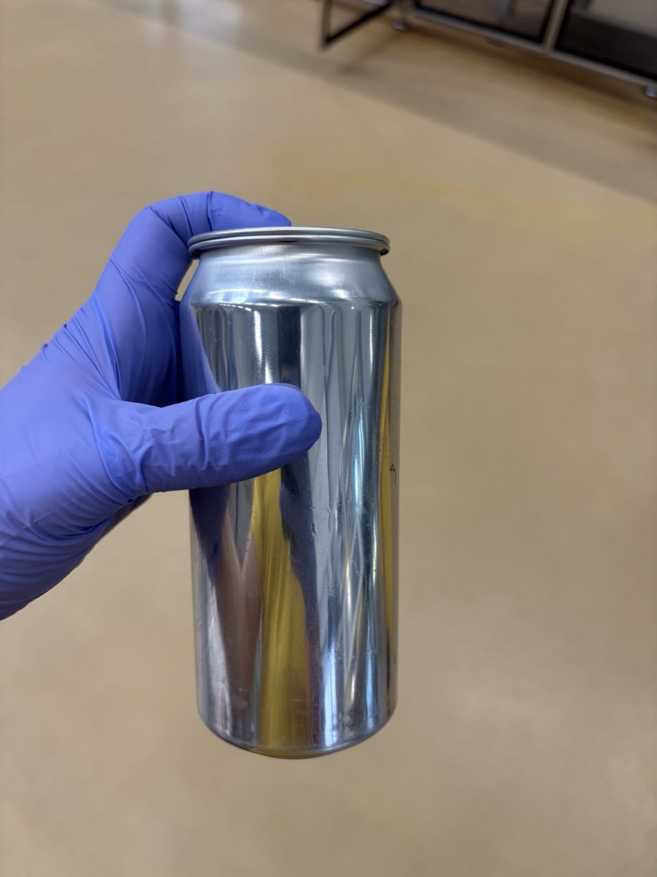 44 cl can with 2 lids stacked on top