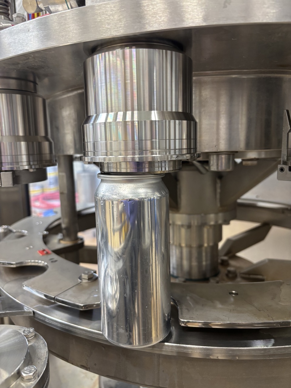 44 cl can with 2 lids placed in the filler — filling bell just touching the top lid. This is the correct height.