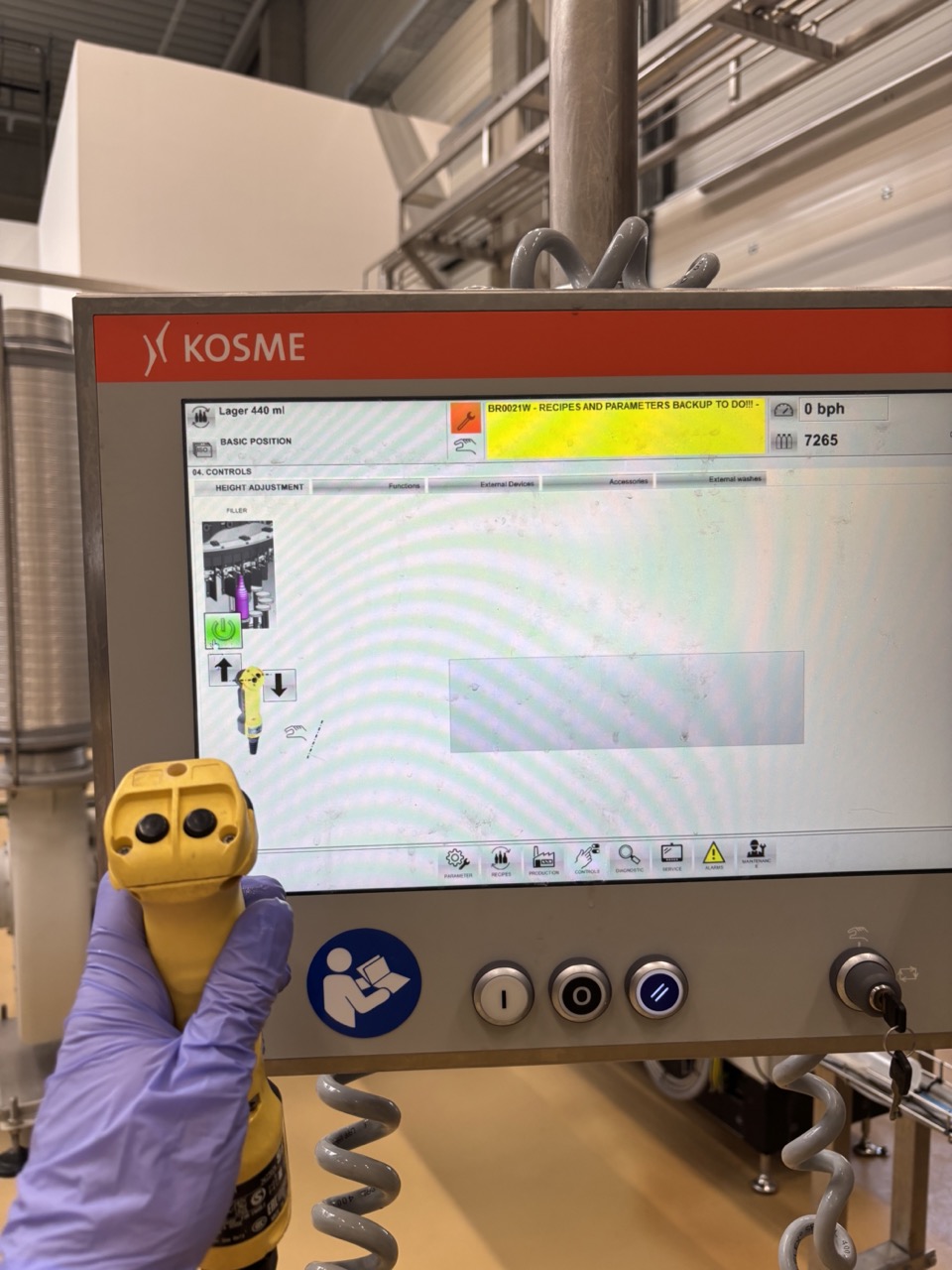 Filler height computer — Manual mode, Controls → Height Adjustment menu open, hand adjustment active, Basic Position confirmed. Use the jog buttons to move the filler up or down.