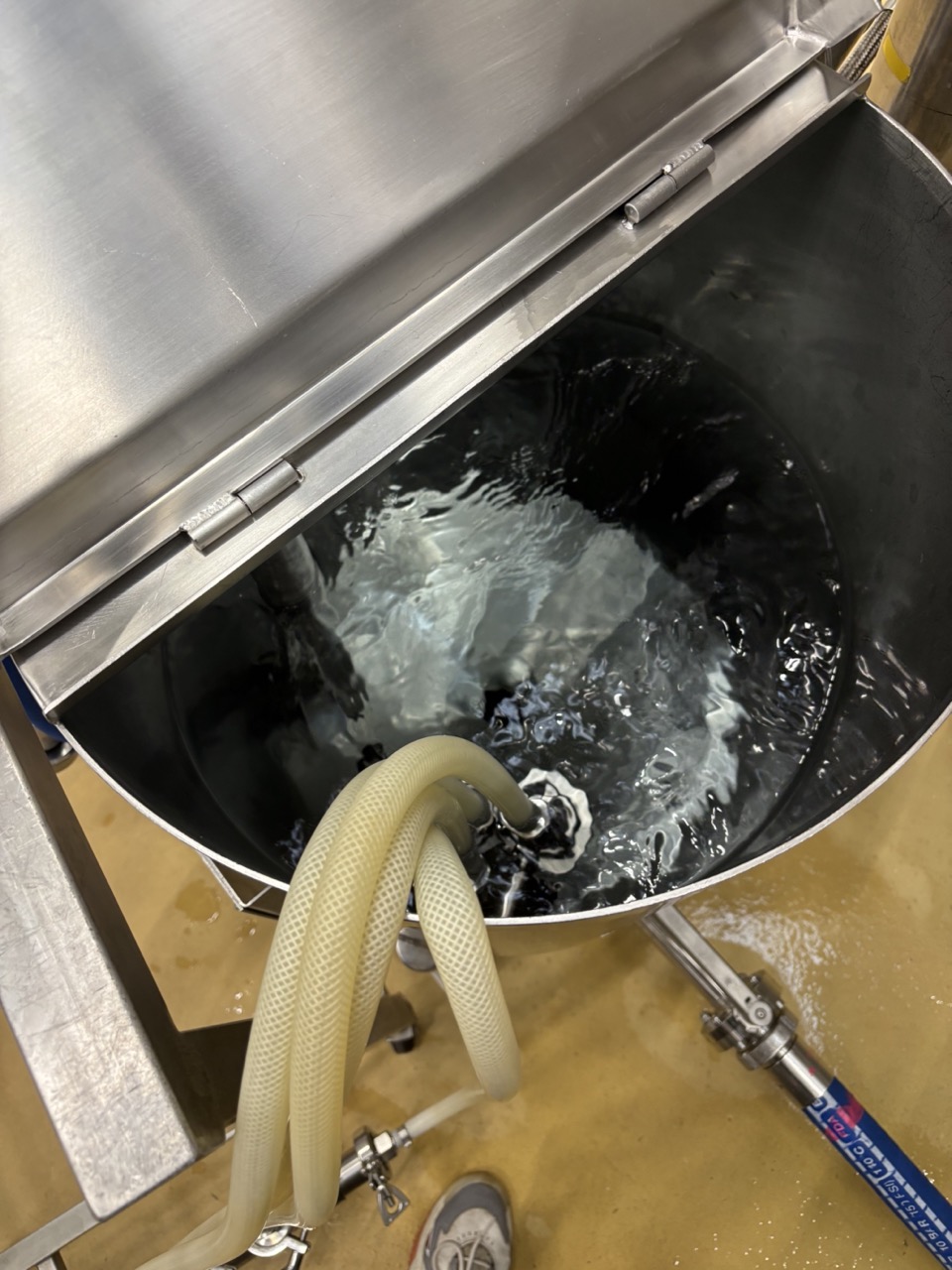 Couplers in dosing tank — turbulence from flow visible during recirculation