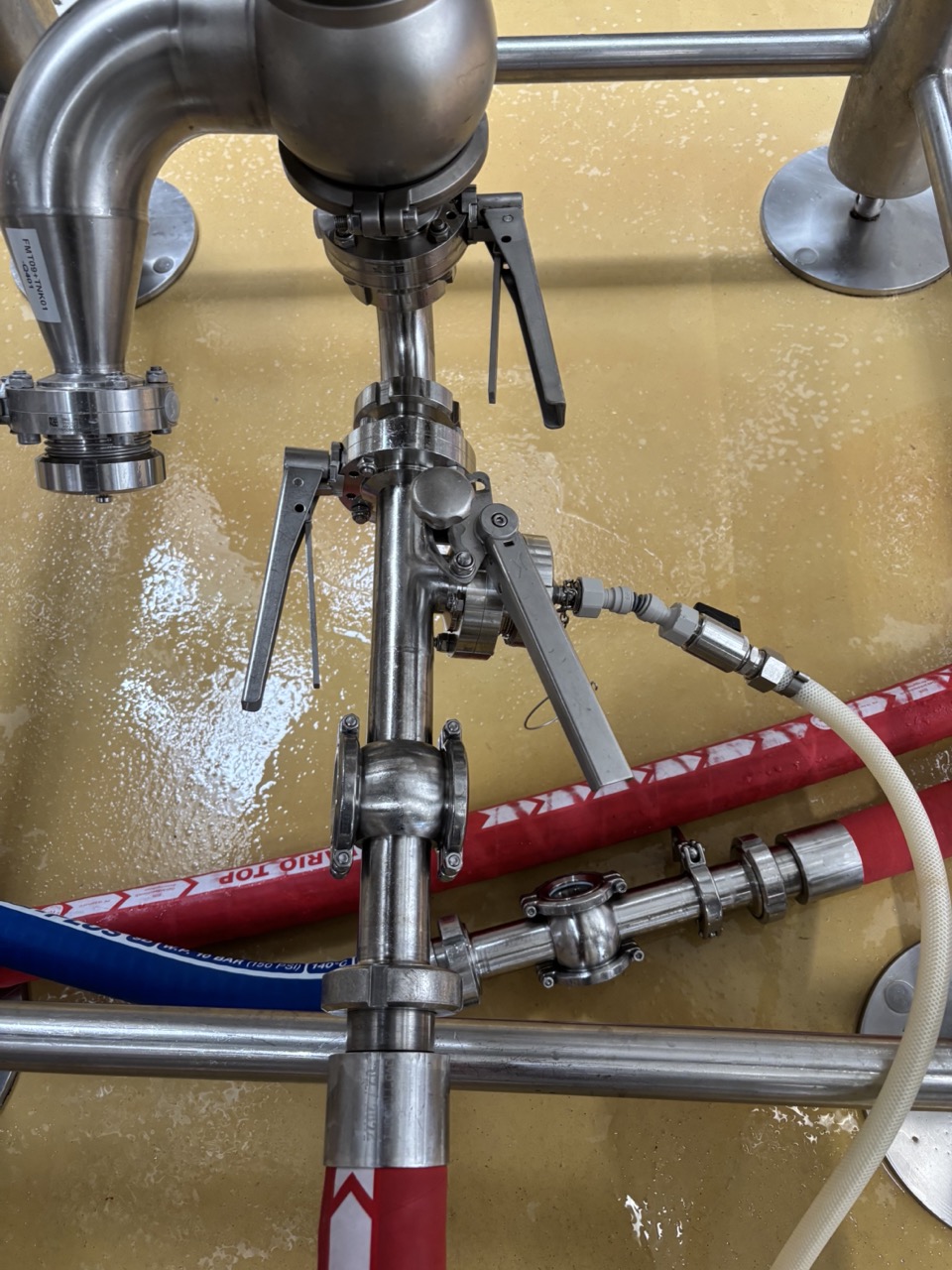 CO₂ purge — connect at T-piece at tank, gentle bubbling in dosing tank confirms correct flow rate